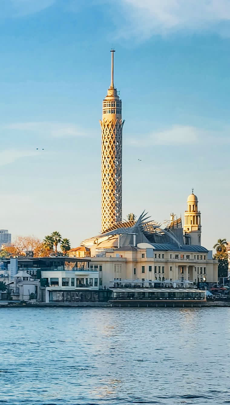 برج القاهرة وضفة النيل في ضوء النهار